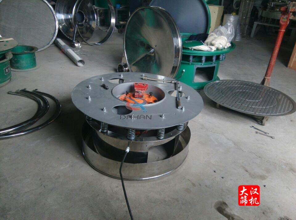 振動(dòng)電機(jī)放入三次元振動(dòng)篩底桶